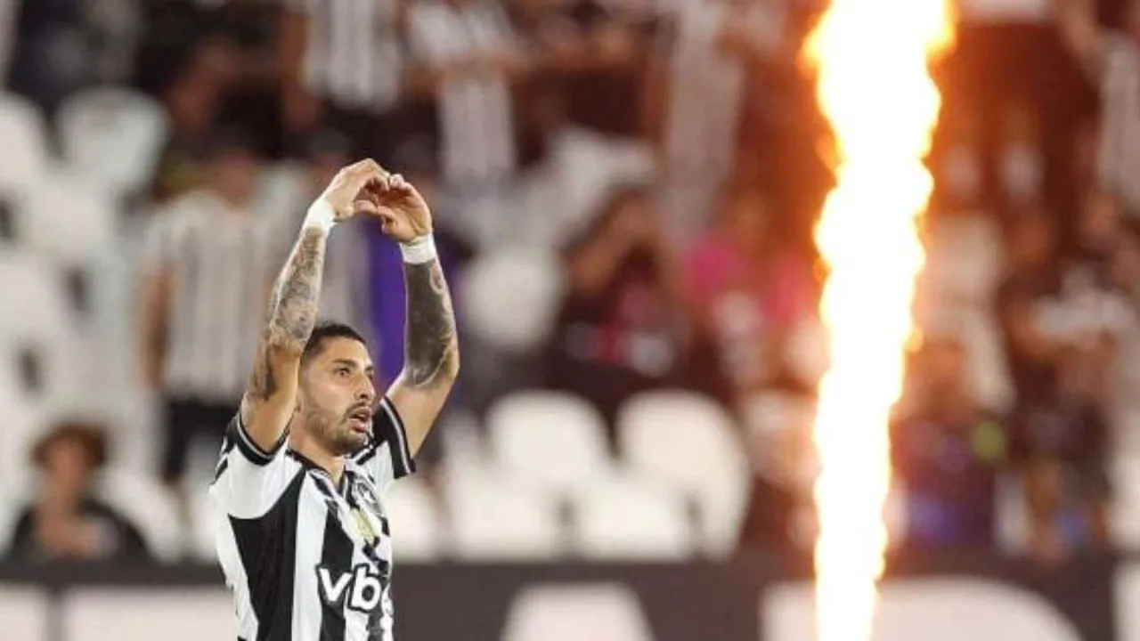 Estádio Nilton Santos visto de fora, com a fachada do Botafogo ao fundo em dia nublado