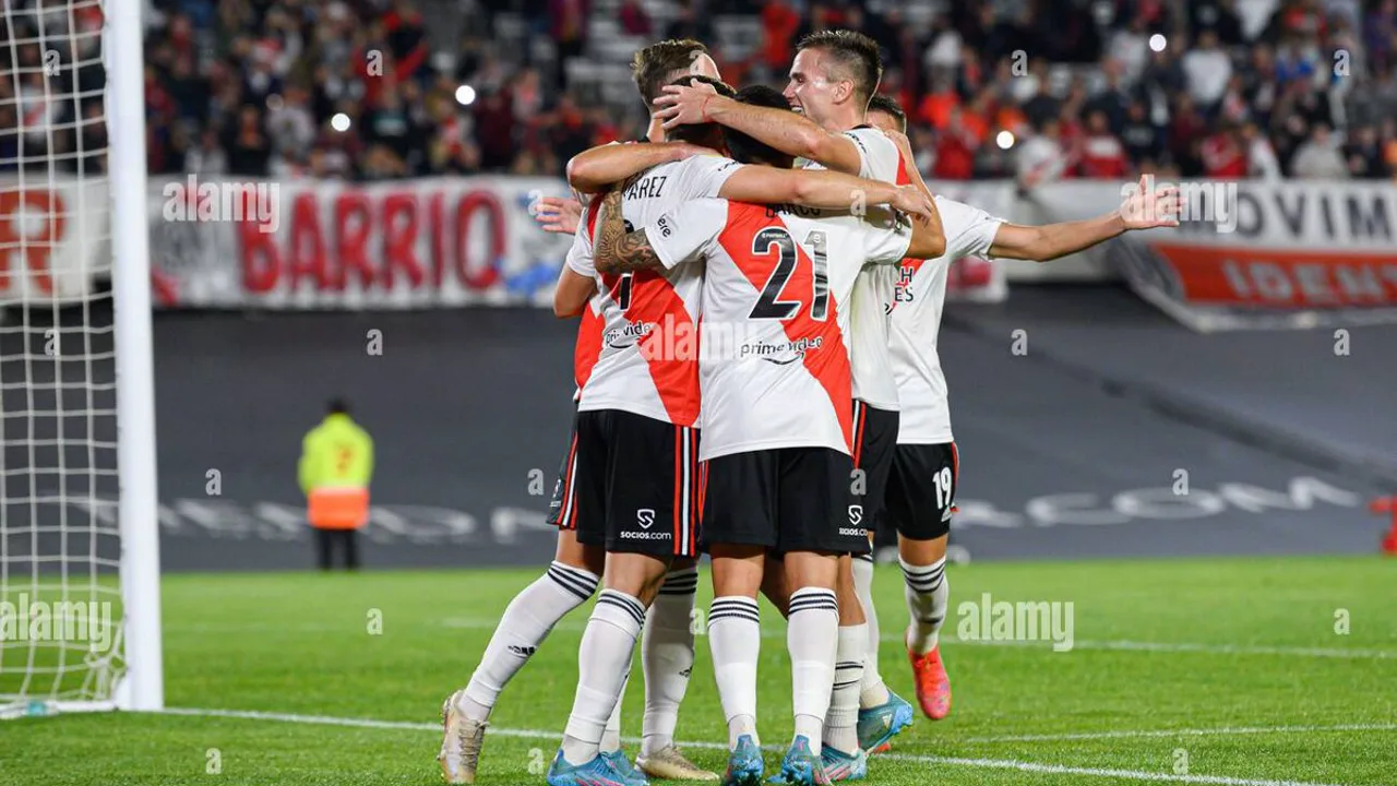 Jogadores de River Plate e Carabobo FC disputam bola no Estadio Olímpico Rafael Calles Pinto na Sudamericana 2026
