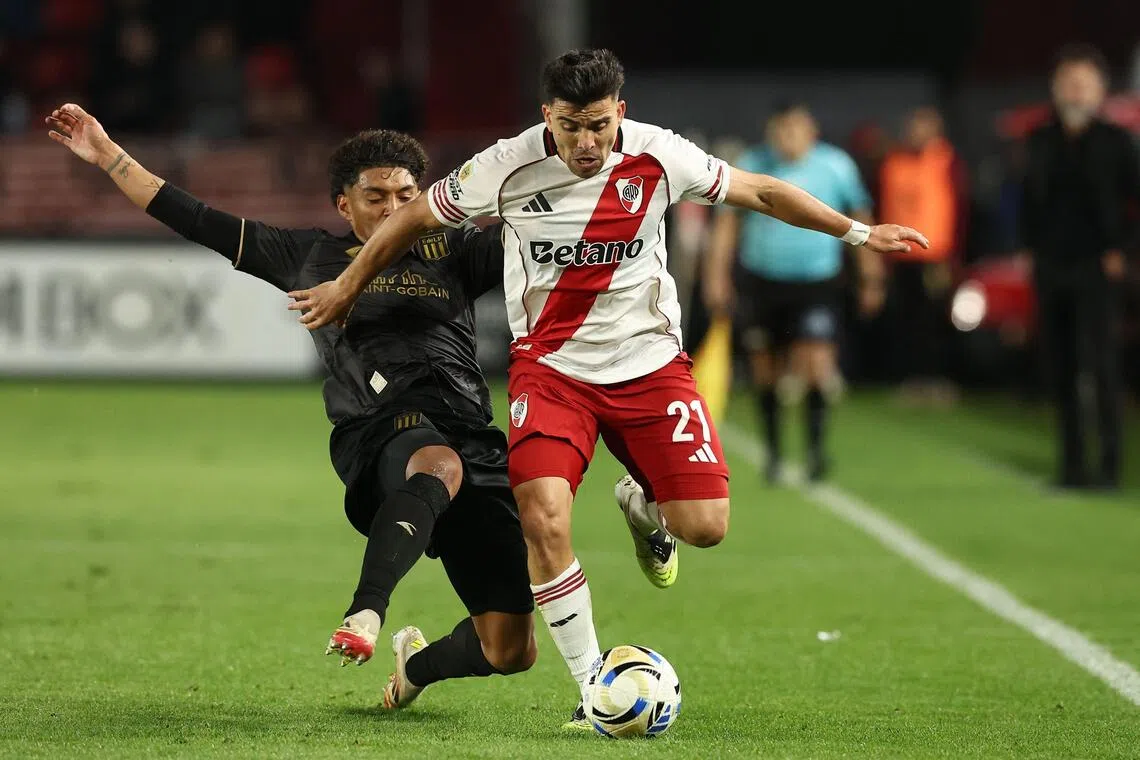O começo eufórico (ou tenso) River Plate desperdiça pênalti e fica no