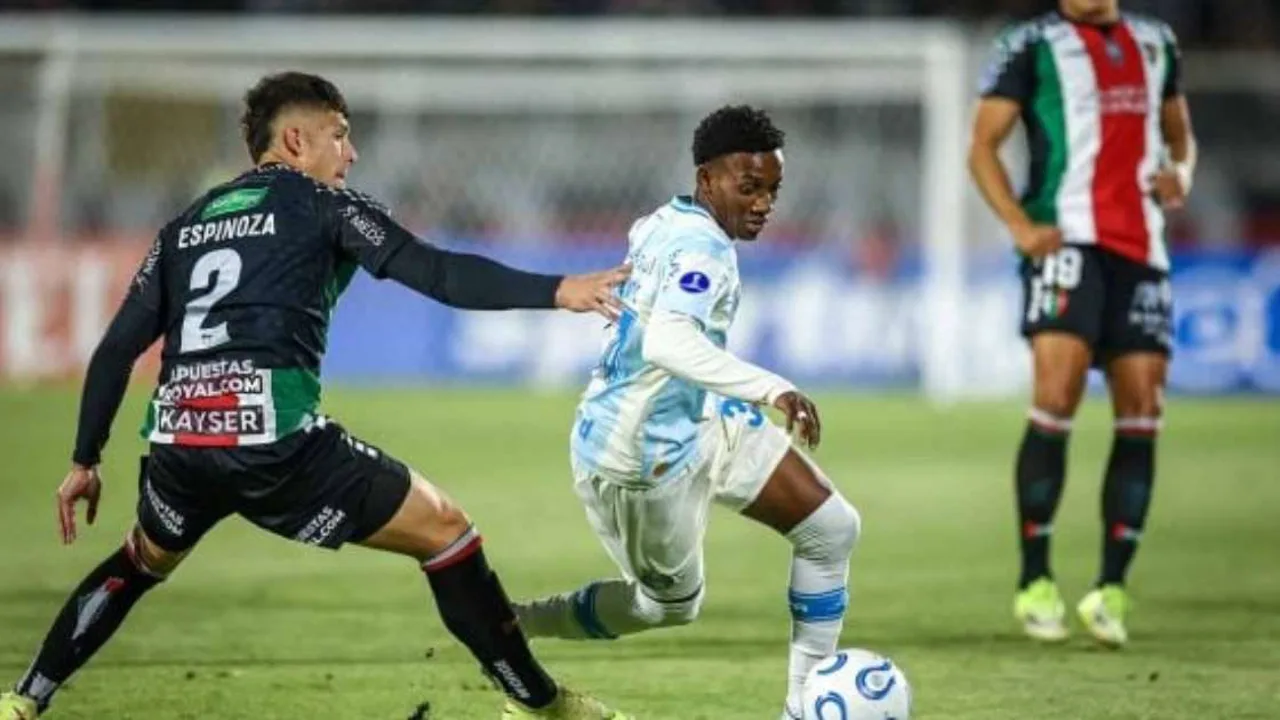 Gabriel Mec com a camisa do Grêmio em campo durante partida do Brasileirão 2026