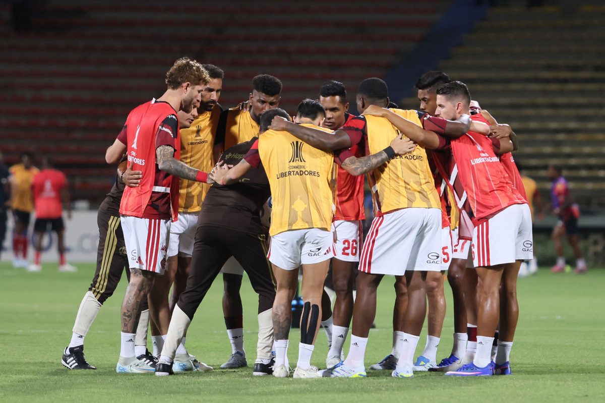 O que os jogadores do Flamengo viveram dentro do Atanasio Girardot Jogadores do