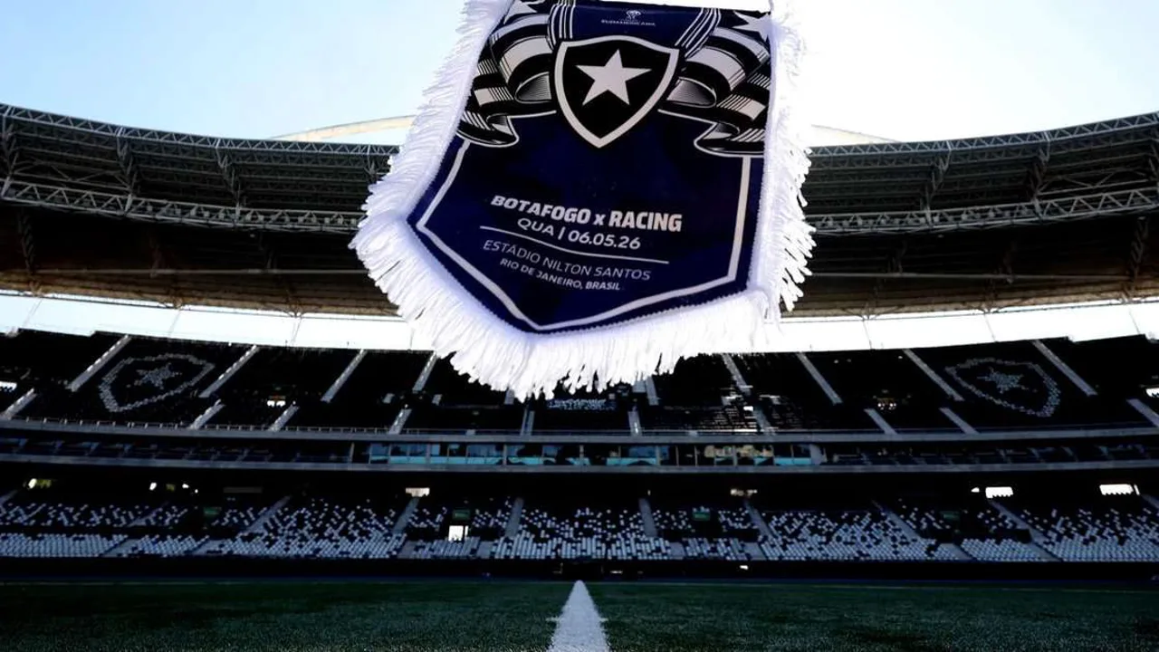 Estádio Nilton Santos vazio com bandeira do Botafogo em primeiro plano, simbolizando crise financeira do clube