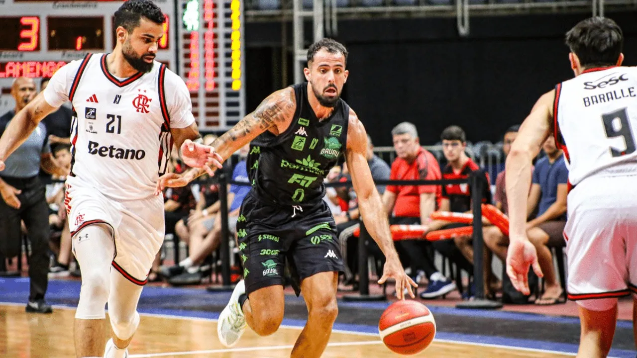 Quadra do Ginásio Panela de Pressão em Bauru durante jogo do Brasileirão de basquete entre Bauru e Flamengo em 2025