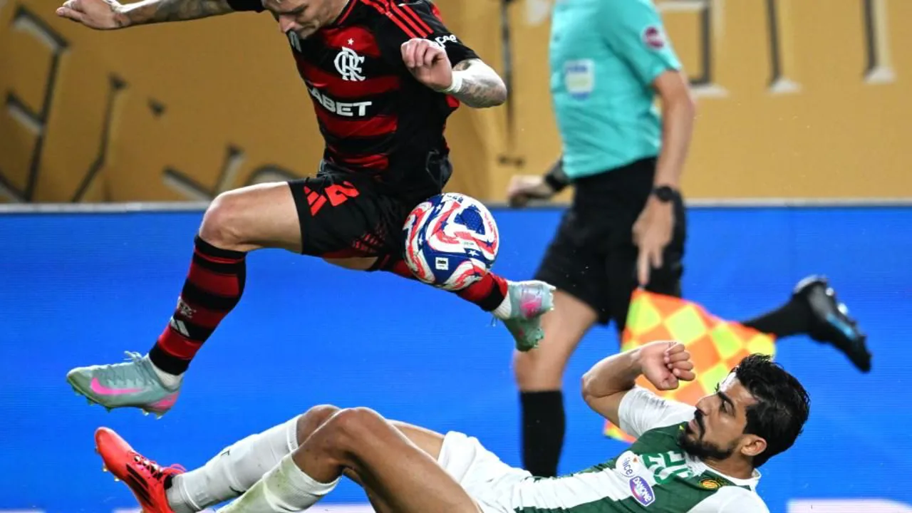 Portões do Maracanã com torcedores e policiamento ostensivo em clássico entre Flamengo e Vasco