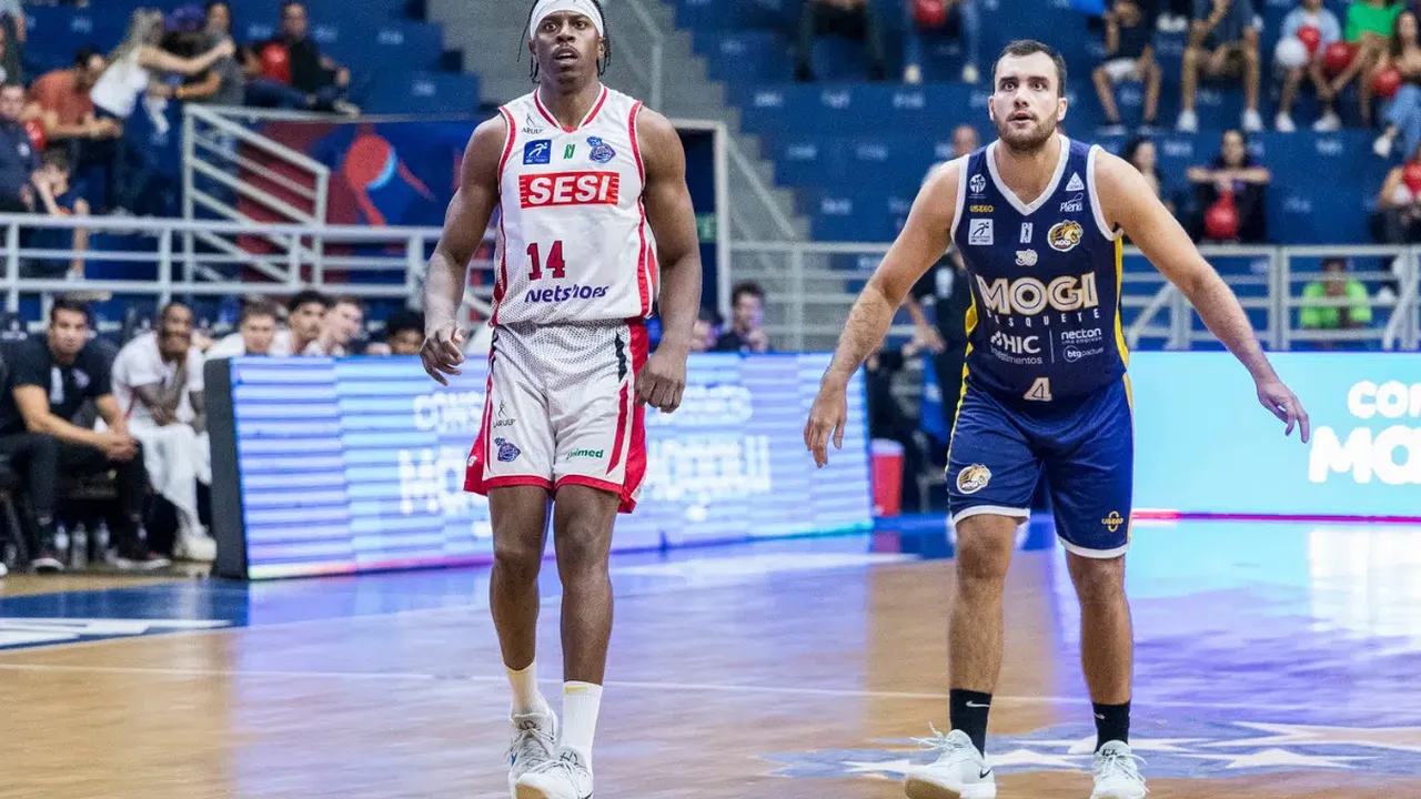Quadra do Ginásio Prof. Hugo Ramos em Mogi das Cruzes durante partida do NBB entre Mogi e Franca em fevereiro de 2025