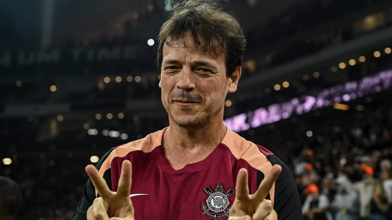 Fernando Diniz na beira do campo durante partida do Corinthians na Copa Libertadores 2026