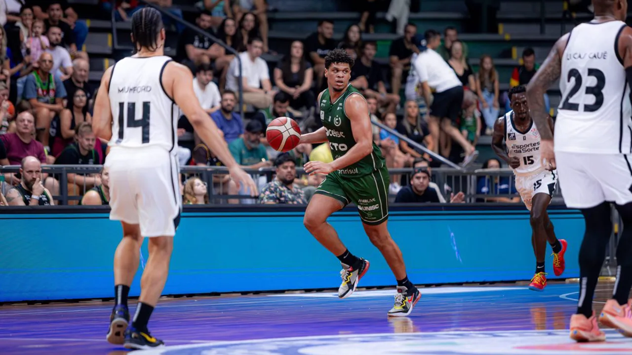 Quadra do Ginásio Poliesportivo Pref. Arno João Frantz durante partida do NBB em abril de 2025