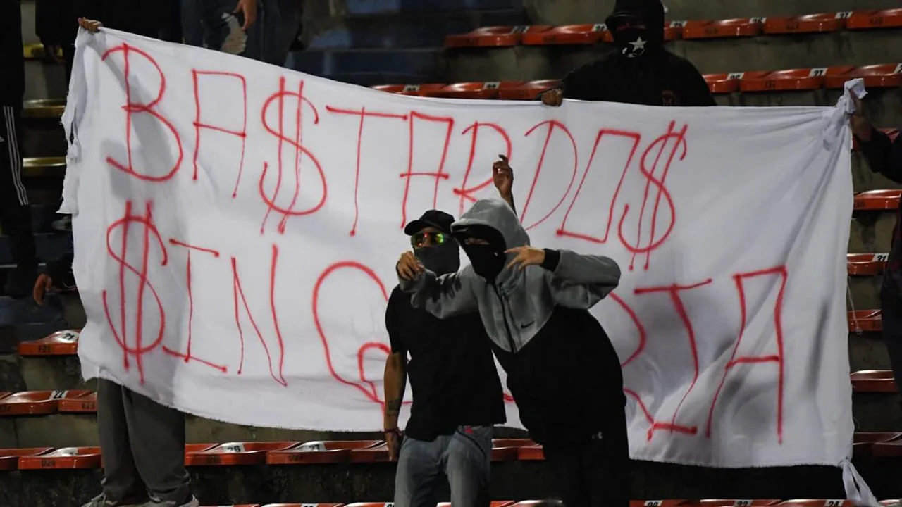 Fumaça nas arquibancadas do Estádio Atanasio Girardot durante Independiente Medellín x Flamengo pela Libertadores