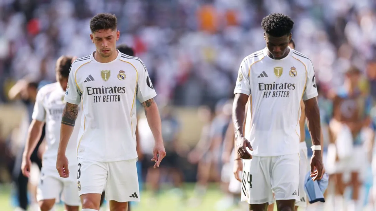 Valverde e Tchouaméni em campo pelo Real Madrid durante partida da La Liga 2025/2026