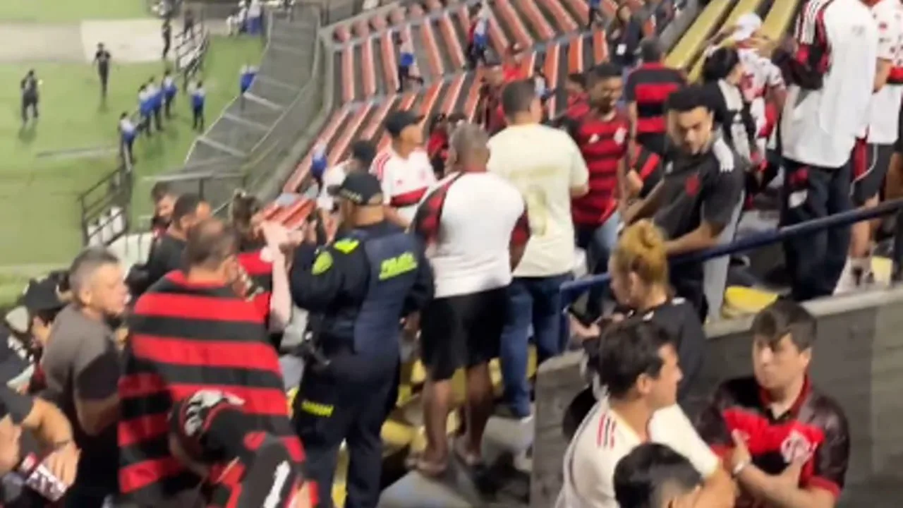 Torcedores do Flamengo no setor visitante do Estádio Atanasio Girardot em Medellín durante confusão