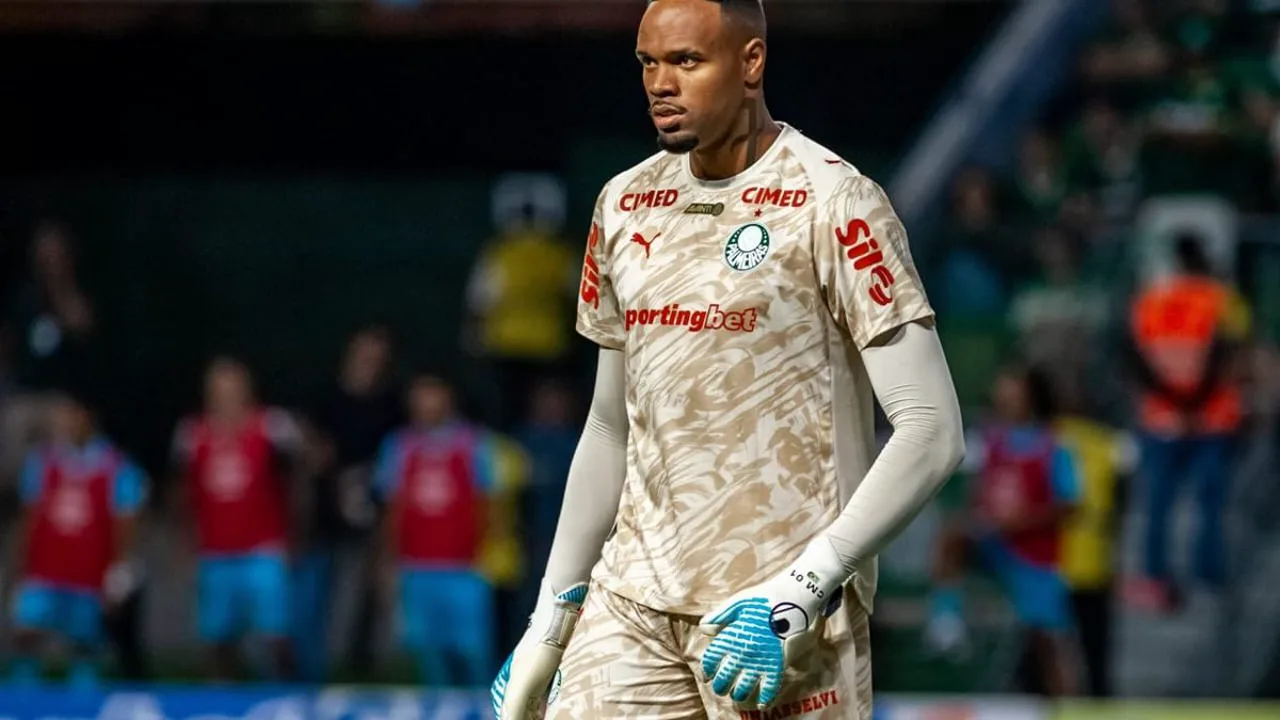 Carlos Miguel defende chute durante partida do Palmeiras no Allianz Parque em 2026