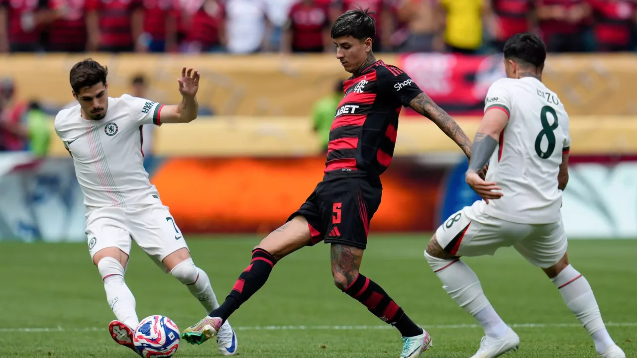Álvaro Pacheco de costas em campo no Estádio São Januário durante passagem pelo Vasco em 2024