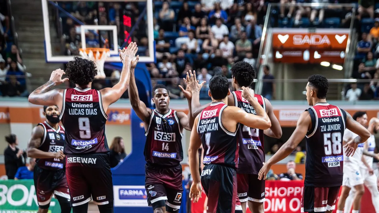 Quadra do Ginásio Lineu de Moura em São José dos Campos durante partida do Brasileirão de basquete em 2025