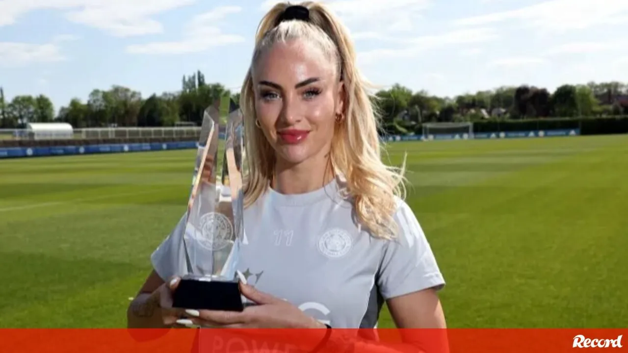 Alisha Lehmann com a camisa do Leicester City em campo durante partida da WSL