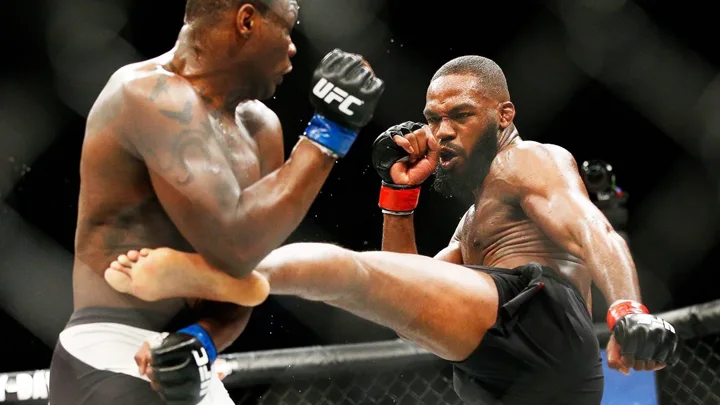 Balança oficial de pesagem do UFC com lutador aguardando resultado antes de combate no octógono