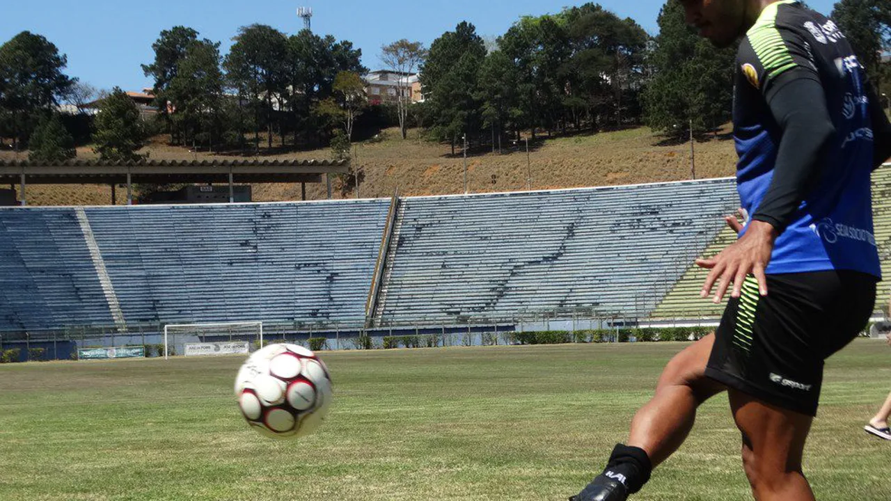 Torcedores do Santos protestam em frente à Unisanta durante os Jogos universitários em Santos SP