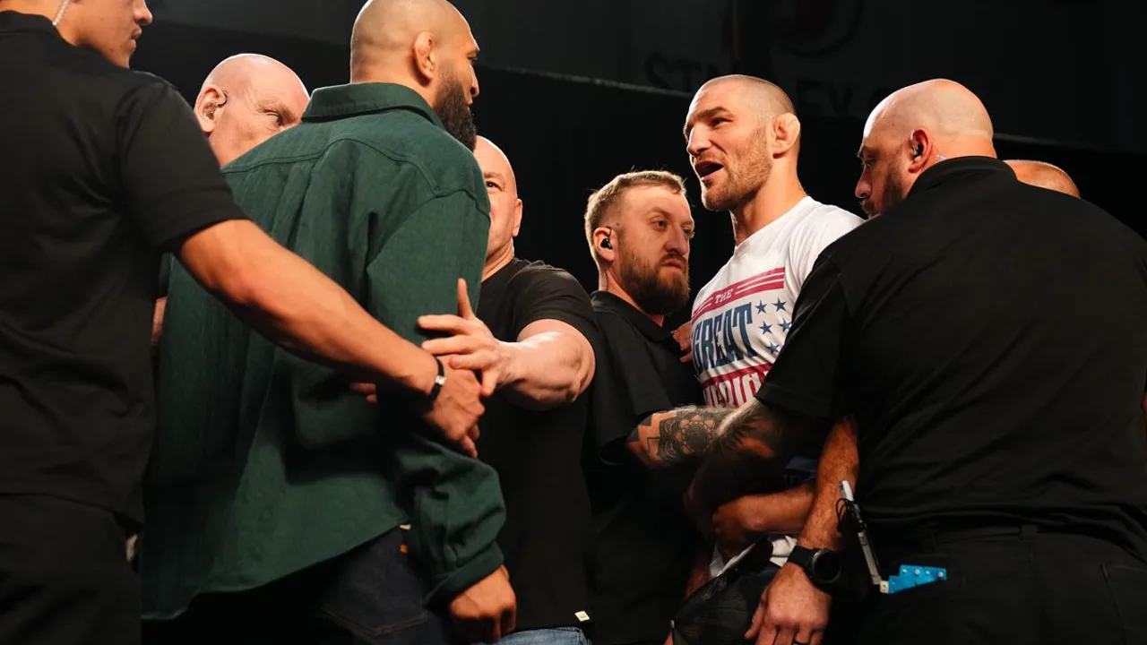 Khamzat Chimaev e Sean Strickland no face-off tenso da coletiva do UFC 328 em Newark