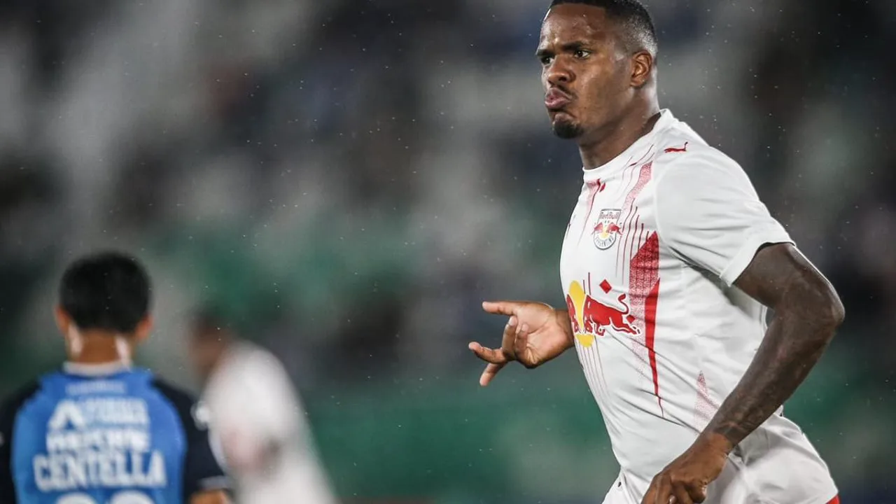 Jogadores do Red Bull Bragantino comemorando gol contra o Blooming na Copa Sul-Americana 2026