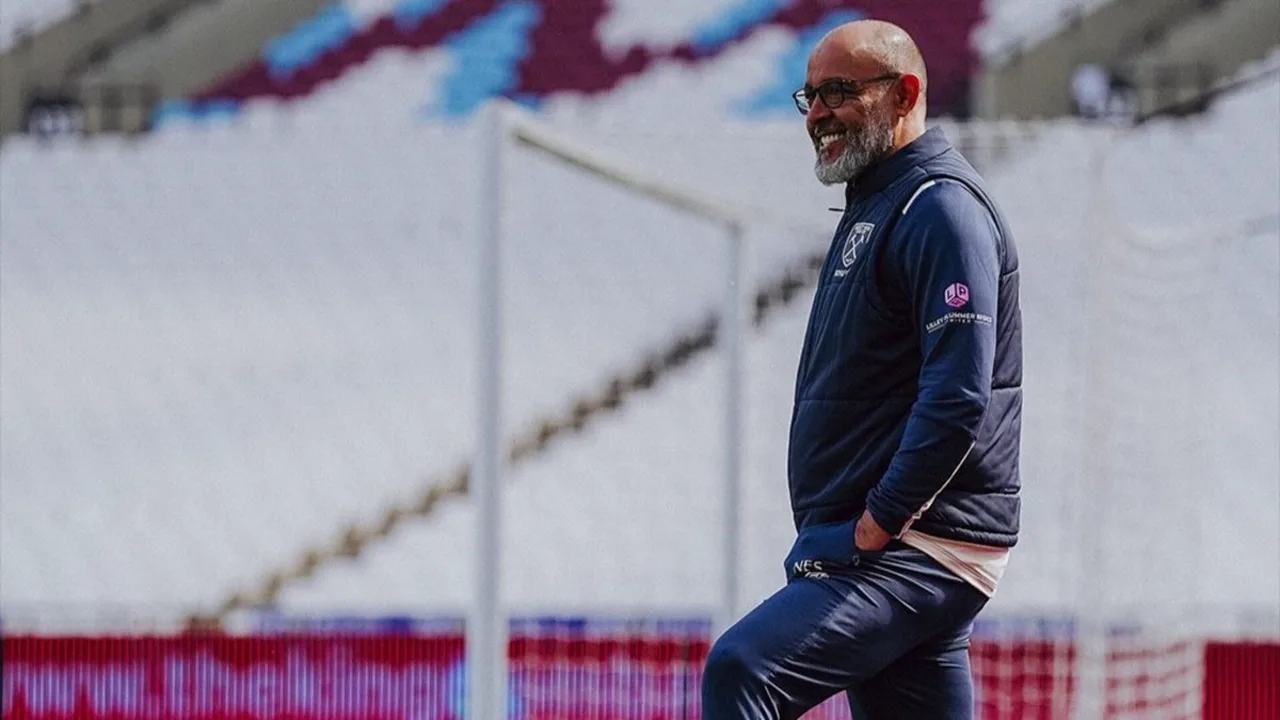 Nuno Espírito Santo na beira do campo pelo West Ham na Premier League 2025/2026