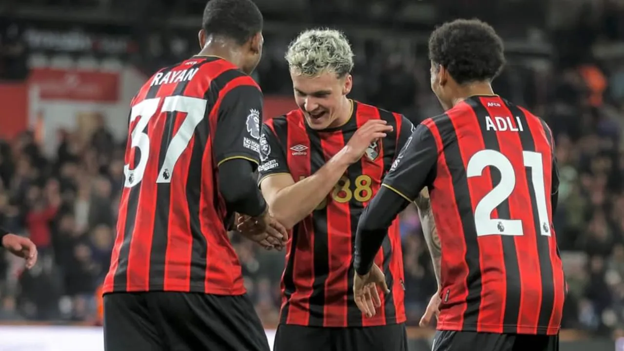 Álex Jiménez com a camisa do Bournemouth em partida da Premier League 2025/2026