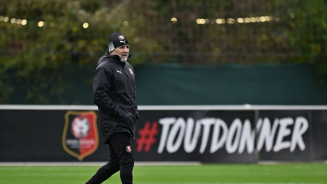 Jorge Sampaoli, treinador do Rennes na Ligue 1, observa o campo durante partida em 2026