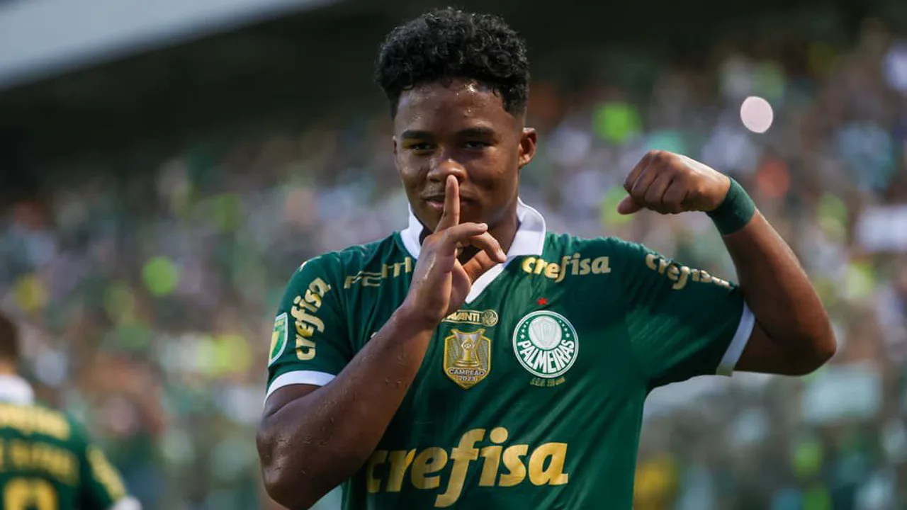 Jogador de futebol assinando contrato em mesa com documentos e caneta, representando uma transferência entre clubes