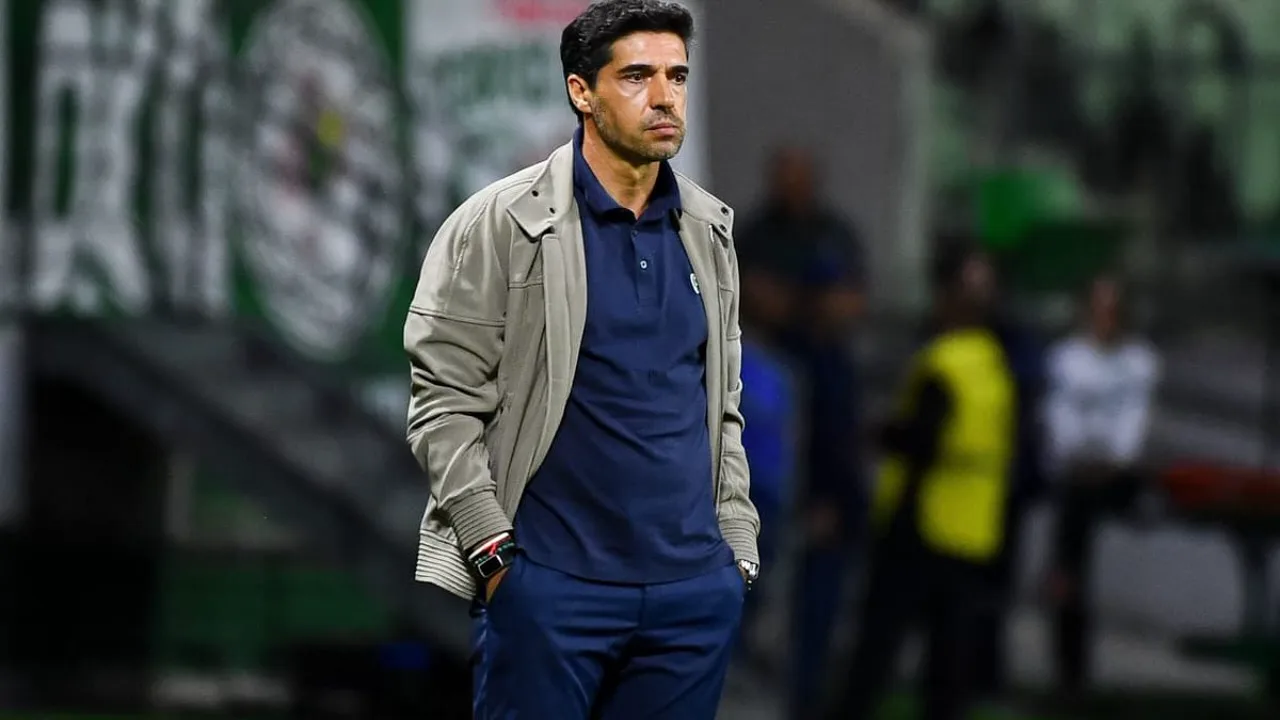 Abel Ferreira no banco do Palmeiras durante partida da Copa Libertadores