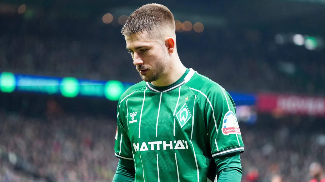 Romano Schmid, meia do Werder Bremen, com a camisa 20 durante partida da Bundesliga 2025/2026