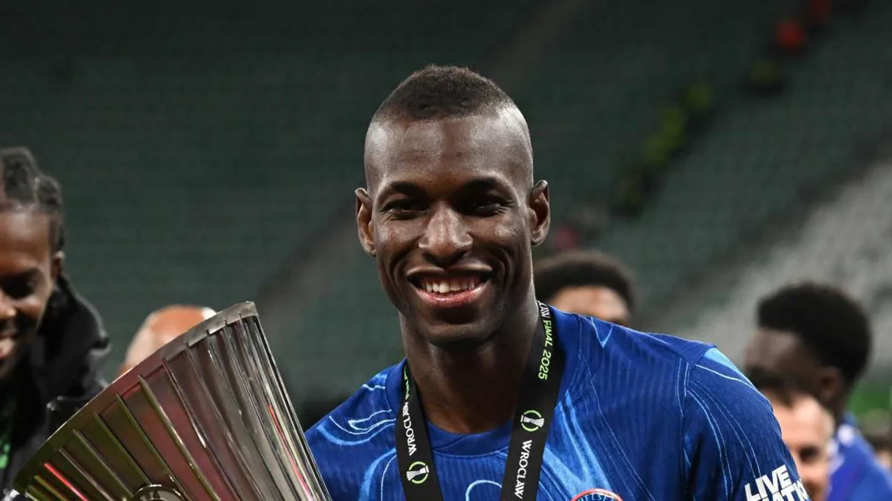 Nicolas Jackson, atacante senegalês do Torino, em ação pela Serie A 2025/2026 com a camisa 11