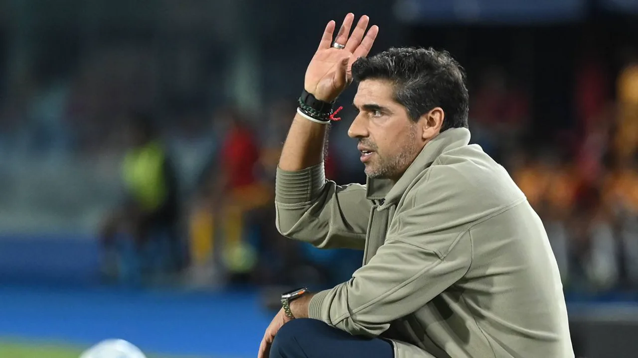 Abel Ferreira no banco do Palmeiras durante partida da Copa Libertadores em Lima, Peru