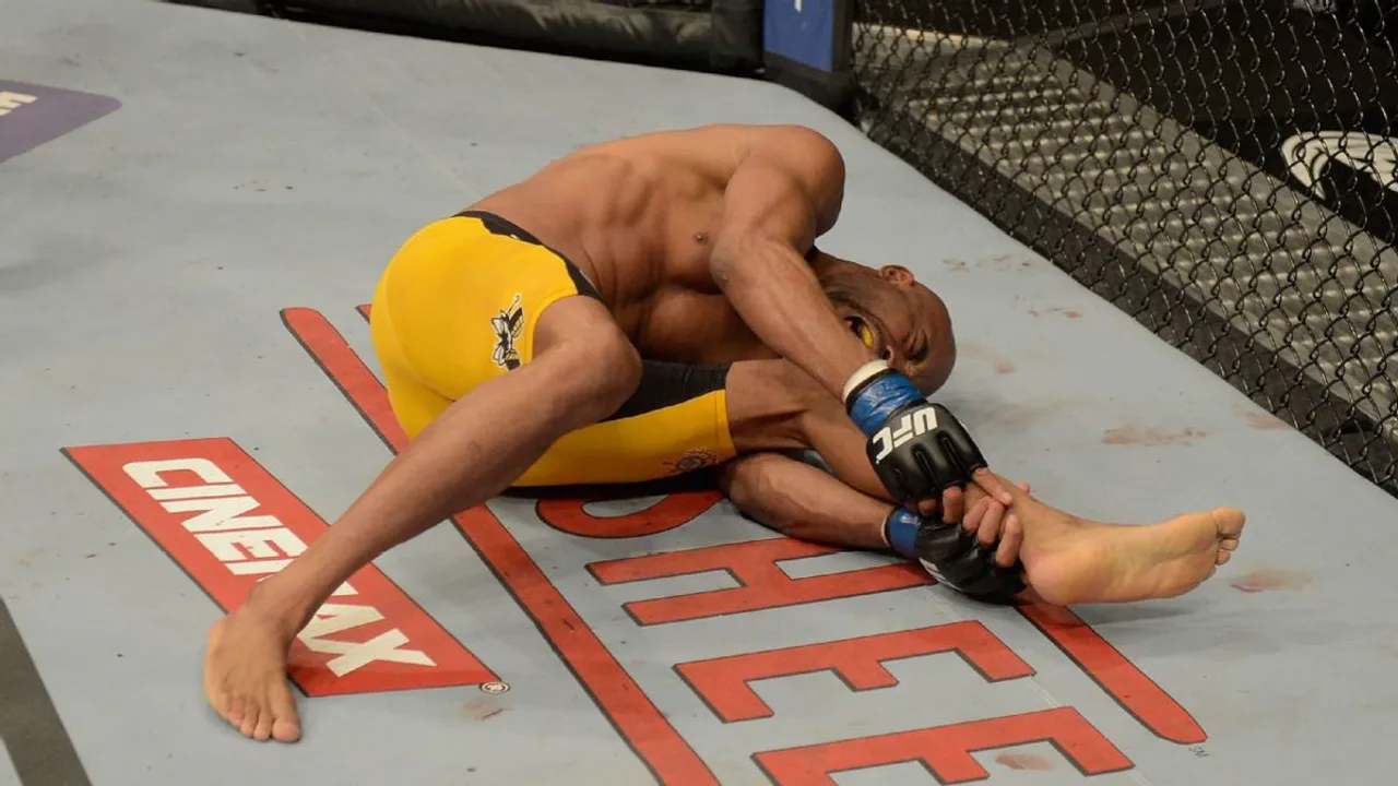 Khamzat Chimaev e Sean Strickland frente a frente na encarada tensa do UFC 328 em Newark