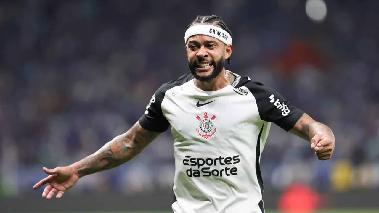 Memphis Depay com a camisa do Corinthians em campo na Neo Química Arena durante partida de 2026