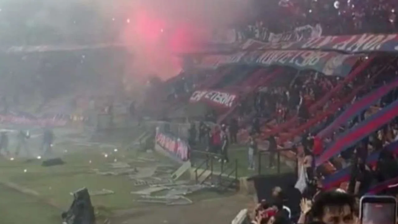 Arquibancada do estádio Atanasio Girardot com cadeiras destruídas após confusão em Medellín x Flamengo