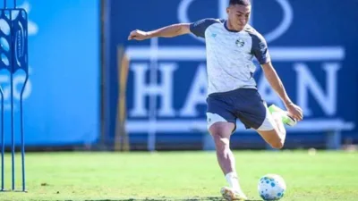 Johnny voa de Porto Alegre para Porto Alegre e pode estrear onde Alex Sandro para