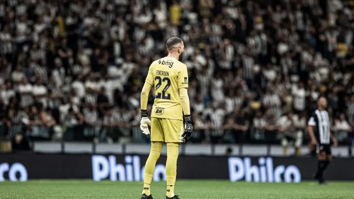 Éverson, goleiro do Atlético Mineiro, posicionado sob as traves durante partida do Brasileirão Série A 2026