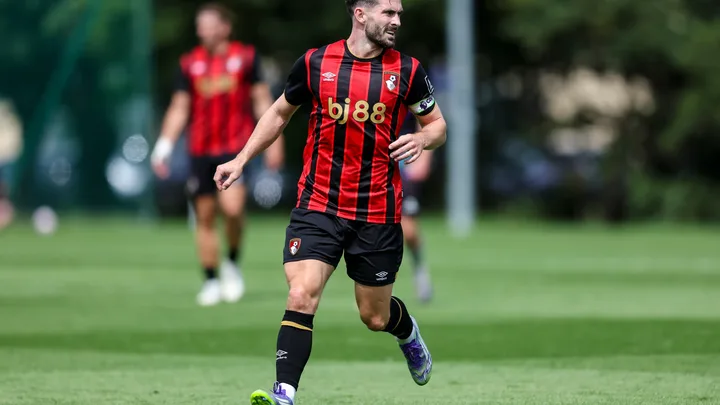 Lewis Cook, meia do AFC Bournemouth, com a camisa 4 em campo pela Premier League 2025/2026
