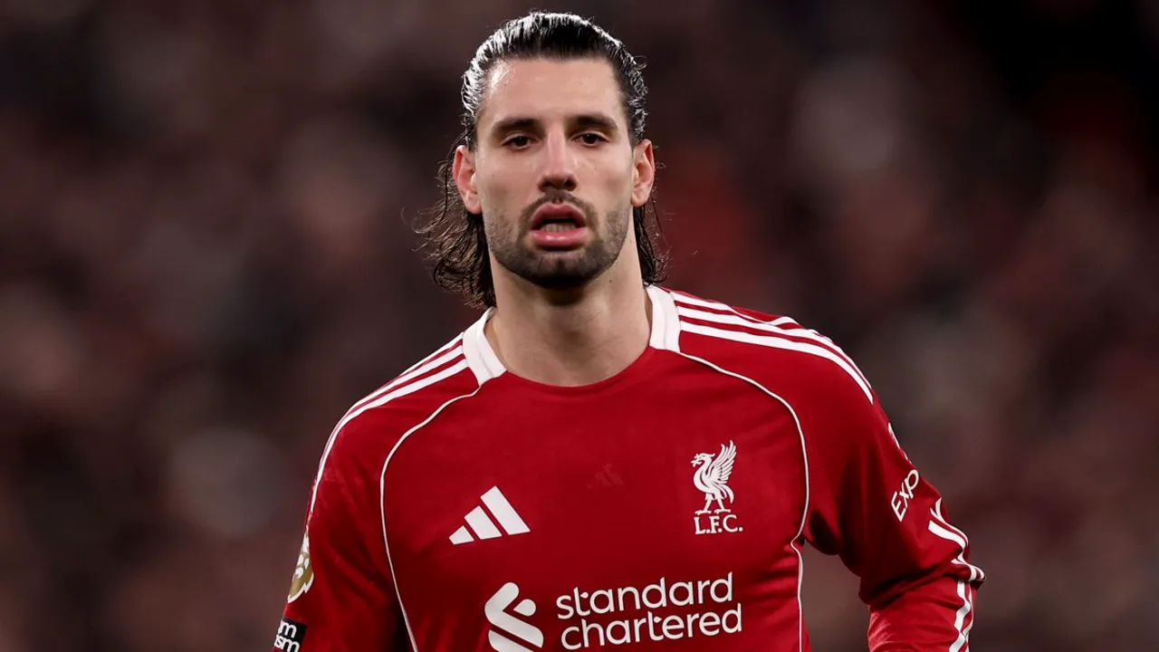 Dominik Szoboszlai com a camisa 8 do Liverpool em campo na Premier League 2025-26