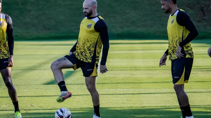 Marlon, meia do Novorizontino, com a camisa 28 em partida do Brasileirão Série A 2026