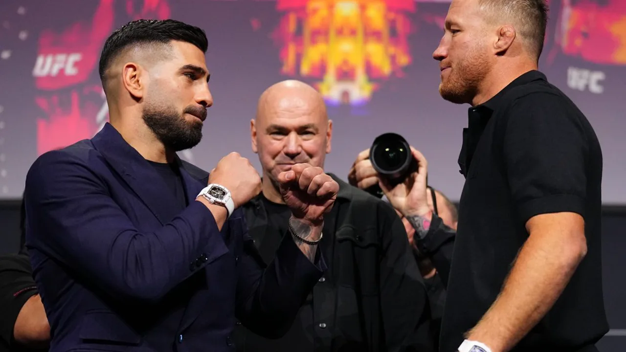 Ilia Topuria e Justin Gaethje se encaram na coletiva do UFC Freedom 250 em Newark, Nova Jersey