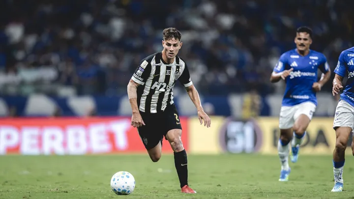 Natanael, zagueiro do Atlético Mineiro, com a camisa 2 em campo no Brasileirão 2026