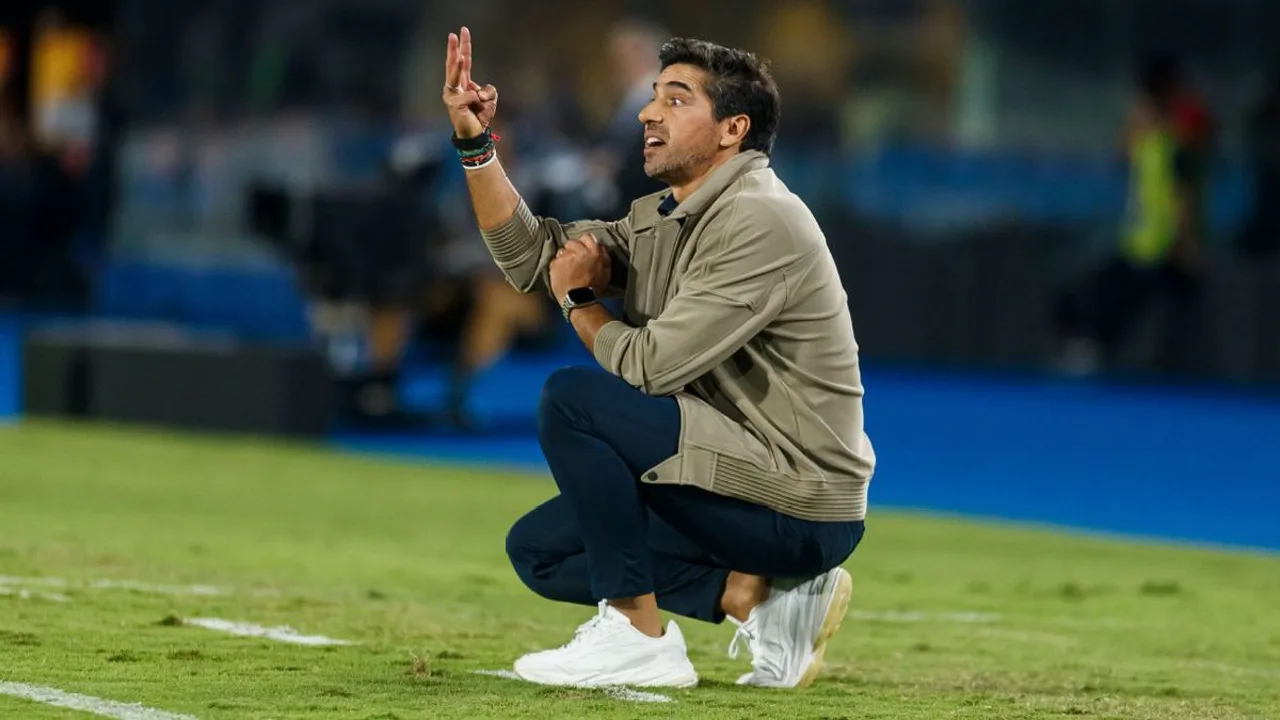 Abel Ferreira na beira do campo durante partida do Palmeiras pela Copa Libertadores