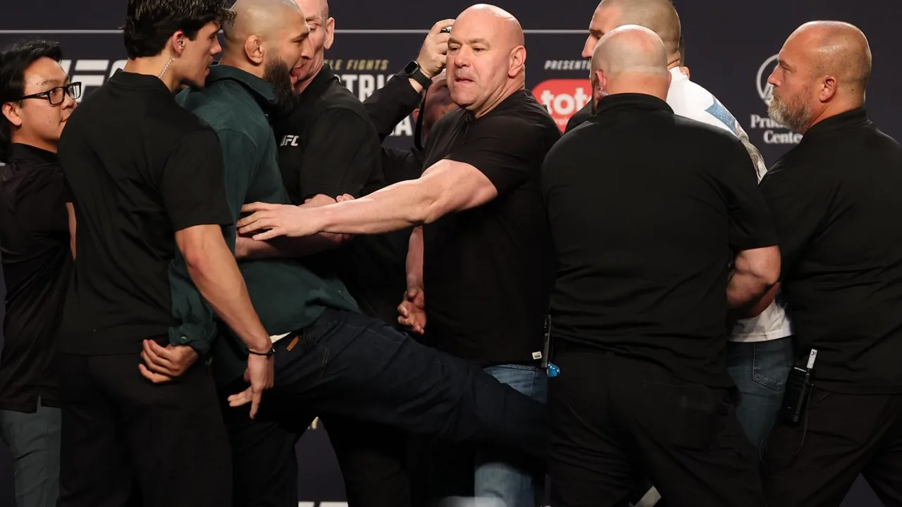 Khamzat Chimaev e Sean Strickland face a face no Prudential Center durante coletiva do UFC 328 em Newark