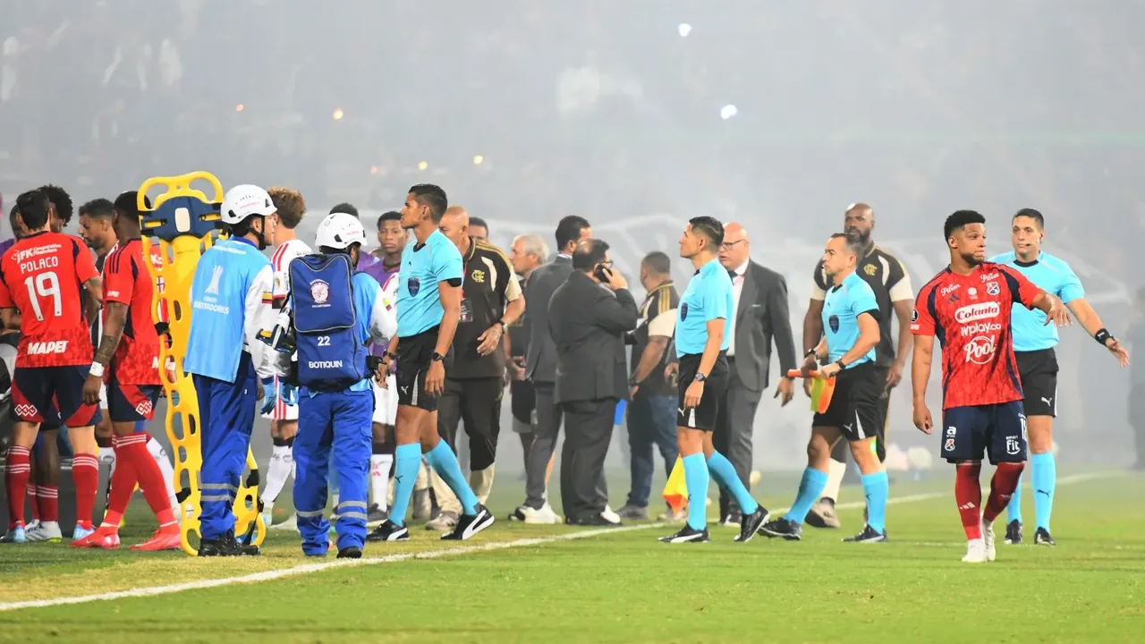 Arquibancadas do Atanasio Girardot com fumaça de sinalizadores durante Medellín x Flamengo pela Libertadores