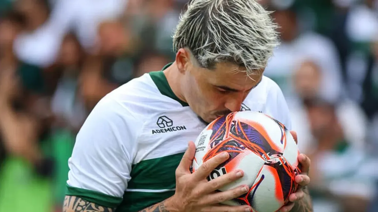 Torcida do Goiás na Serrinha durante clássico goiano pela Série B do Campeonato Brasileiro