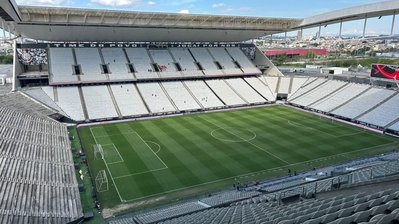 Luciano comemorando gol pelo São Paulo em clássico contra o Corinthians na Neo Química Arena