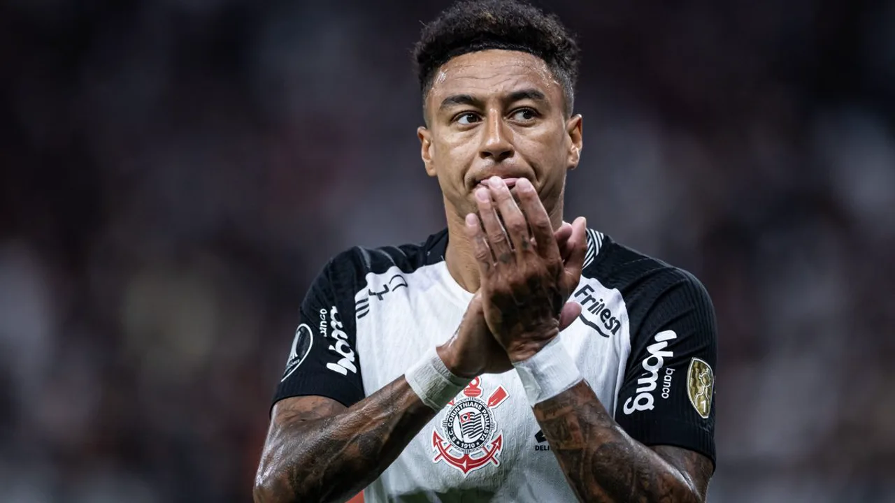 Jesse Lingard com a camisa do Corinthians em ação durante partida pelo Campeonato Brasileiro 2026