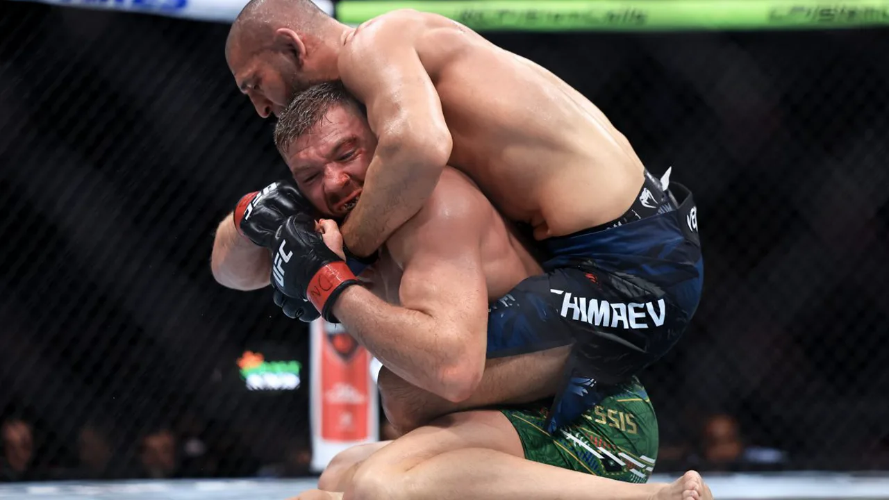 Khamzat Chimaev e Sean Strickland frente a frente na coletiva do UFC 328 no Prudential Center em Newark
