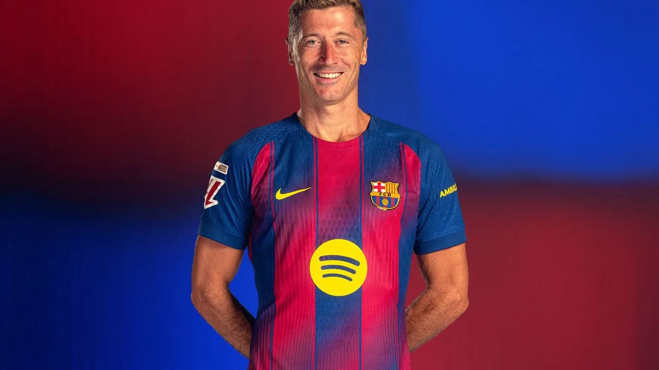 Robert Lewandowski com a camisa do Barcelona olhando para o horizonte durante aquecimento no Camp Nou