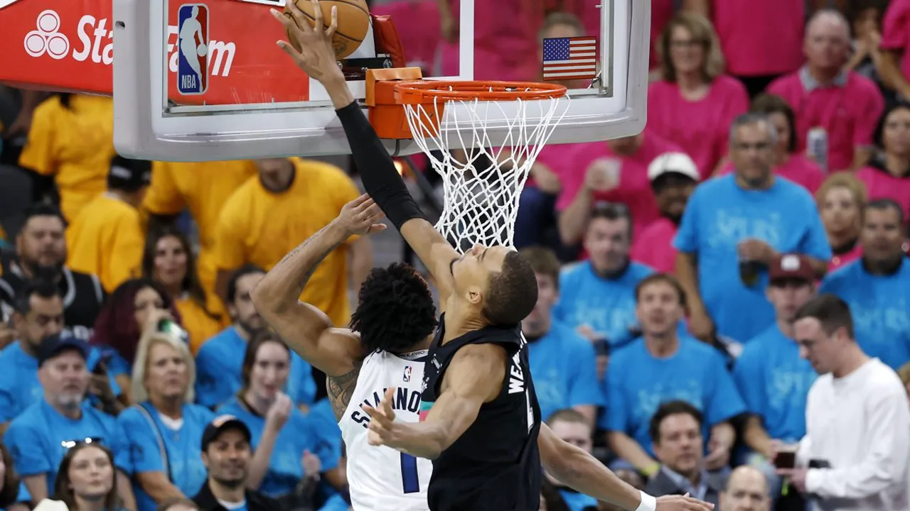Victor Wembanyama bloqueando arremesso nos playoffs da NBA contra o Minnesota Timberwolves