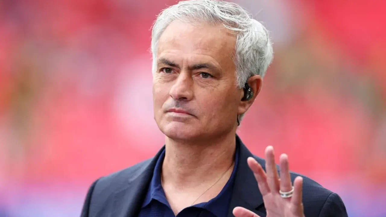 José Mourinho gesticulando à beira do campo durante treino do Real Madrid no Santiago Bernabéu